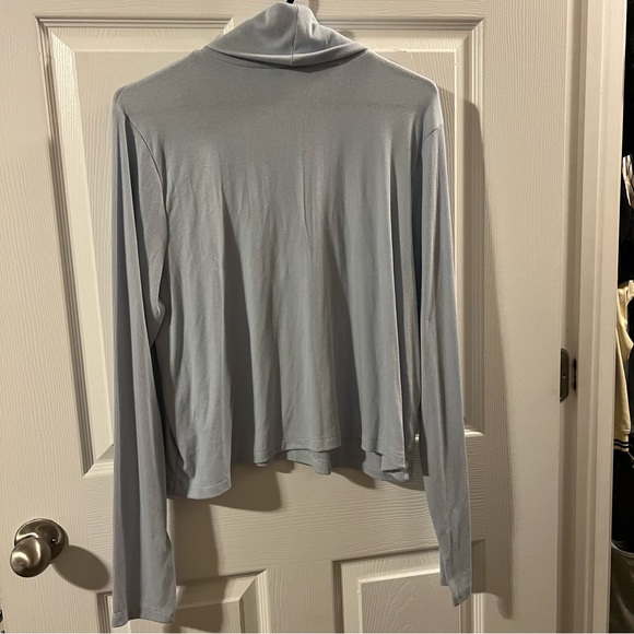 Old Navy UltraLite Performance Cropped Ribbed Turtleneck Top, Size XL - Picture 3 of 6